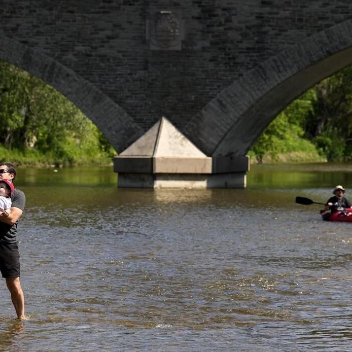 High heat envelops much of Ontario; Environment Canada issues widespread warnings
